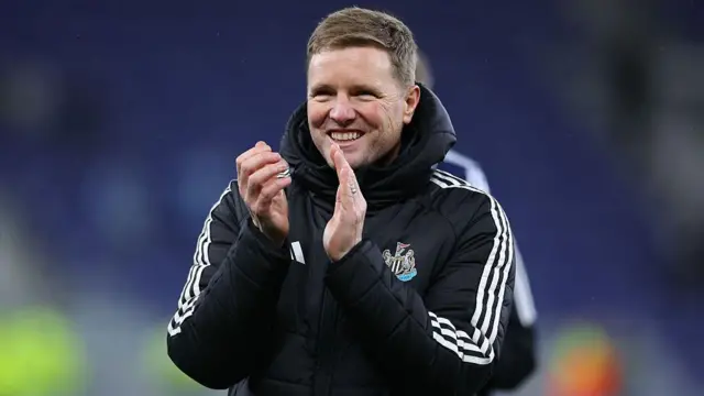 Eddie Howe applauding at full time