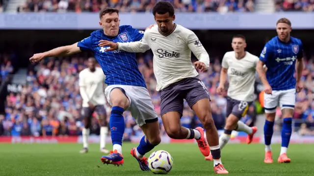 Iliman Ndiaye dribbles with the ball for Everton