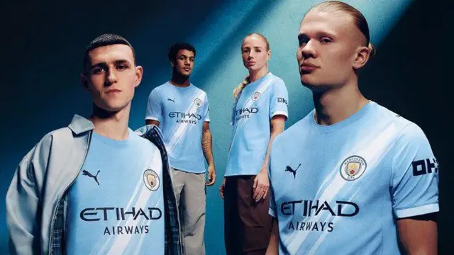 Manchester City players in new kit