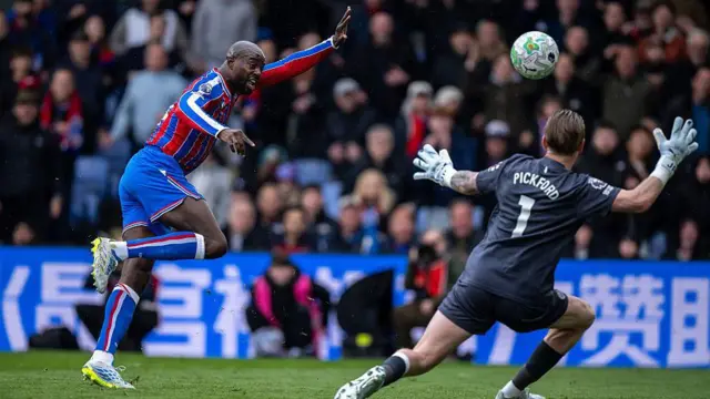 Jean-Philippe Mateta of Crystal Palace and Jordan Pickford of Everton 