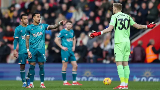 Justin Kluivert of Bournemouth and Aaron Ramsdale of Southampton