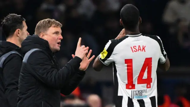 Eddie Howe (L) talks to Newcastle United's Swedish striker #14 Alexander Isak