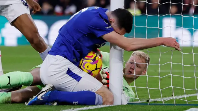 Aaron Ramsdale denies Michael Keane 