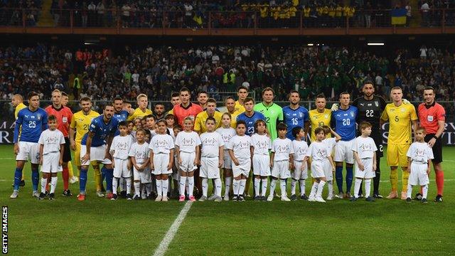 Both teams pose for a squad photo prior to kick off