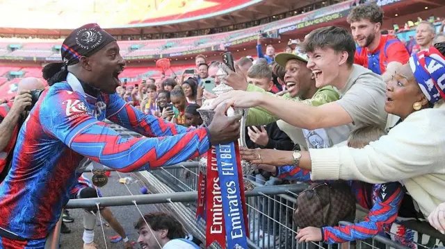 Jean-Philippe Mateta with fans 

