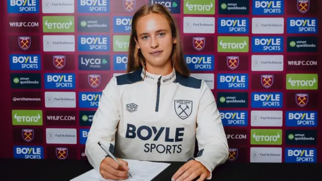 Sarah Brasero signs a contract 
