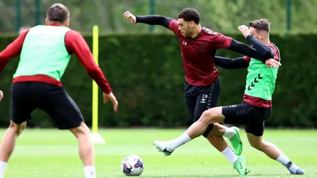 Che Adams in training