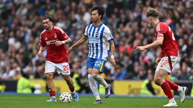 Kaoru Mitoma dribbling the ball against Nottingham Forest 