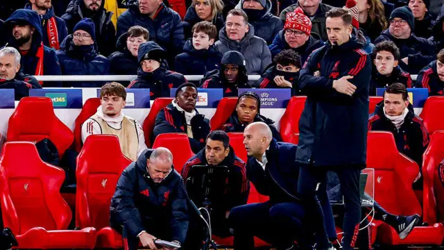 Former Liverpool boss Arne Slot speaks to his first-team assistants in the dugout