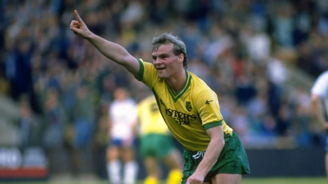 Robert Fleck playing for Norwich City