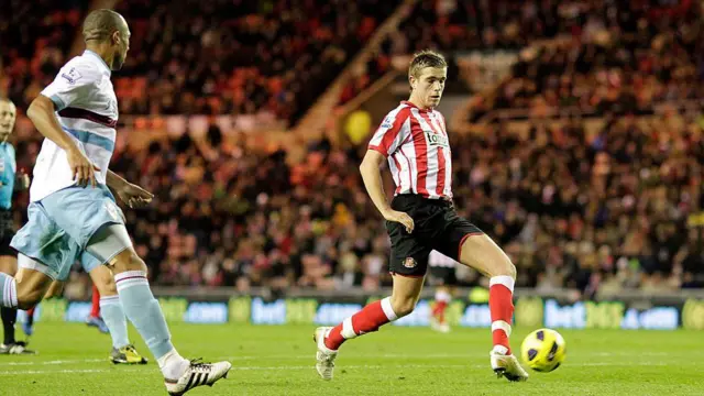 Jordan Henderson runs with the ball for Sunderland
