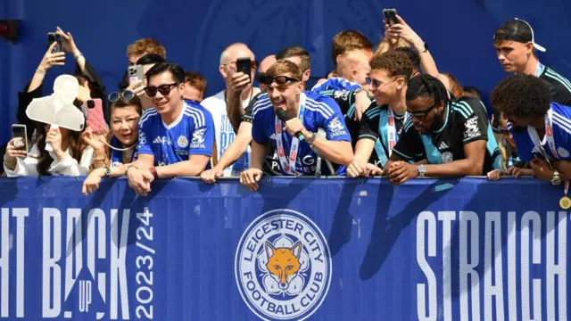 Kiernan Dewsbury-Hall of Leicester City with Apichet Srivaddhanaprabha Leicester City Vice Chairman, Kasey McAteer of Leicester City, Stephy Mavididi of Leicester City and Hamza Choudhury of Leicester City