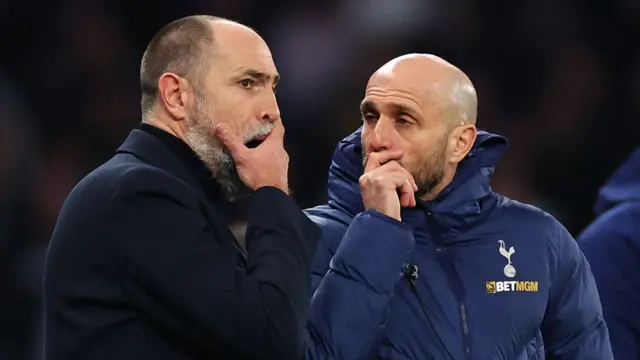 Igor Tudor speaks with assistant Bruno Saltor