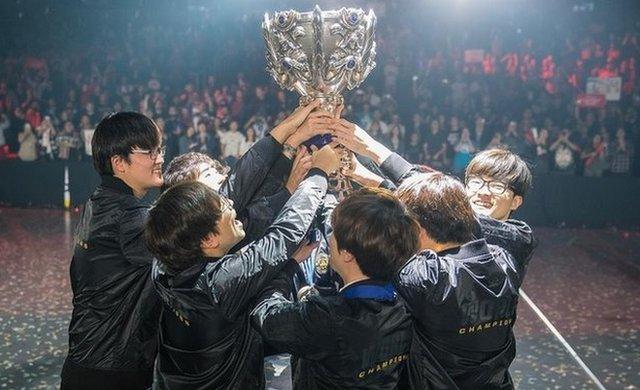 SKT Telecom T1 with the Summoner's Cup