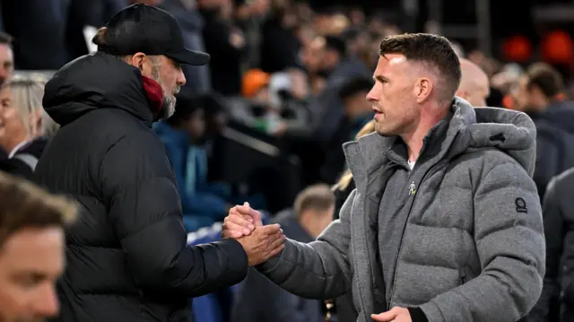 Jurgen Klopp and Rob Edwards shake hands 