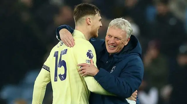 Jake O'Brien of Everton celebrates at full-time with manager David Moyes following the Premier League match between Aston Villa and Everton at Villa Park