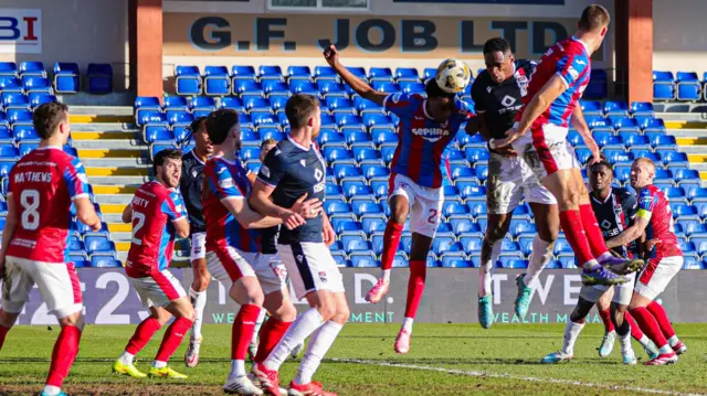 Uche Ikpeazu a' sgòradh le cheann do Ross County an aghaidh Raith Rovers