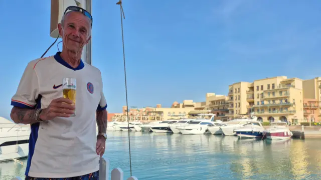 Bob in Egypt in his Chelsea shirt