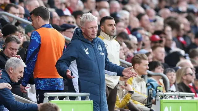 David Moyes holds his arms outstreched