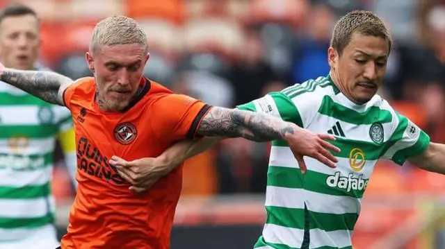 Dundee Utd's Craig Sibbald and Celtic's Daizen Maeda