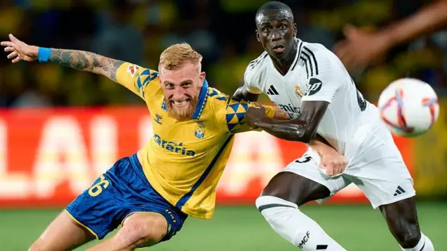 Oli McBurnie tussles with Real Madrid's Ferland Mendy