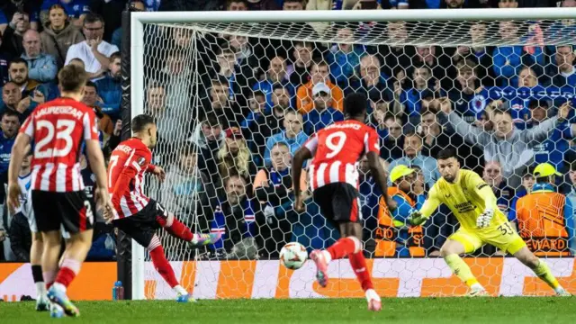 Athletic Bilbao miss penalty against Rangers