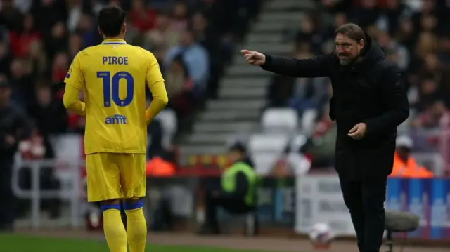 Leeds United manager Daniel Farke gives directions to forward Joel Piroe.