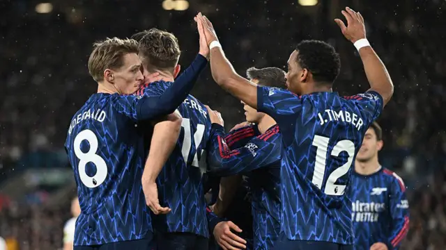 Arsenal players celebrate Viktor Gyokeres' goal