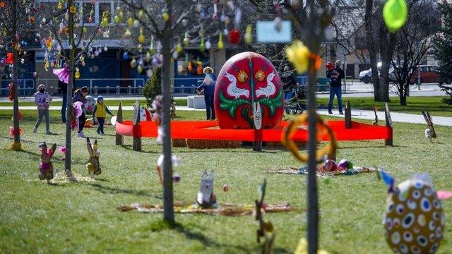 Ten large-scale eggs were made with the help of artists and art school instructors, and 1,600 egg ornaments were hung on the surrounding trees by parents and children.