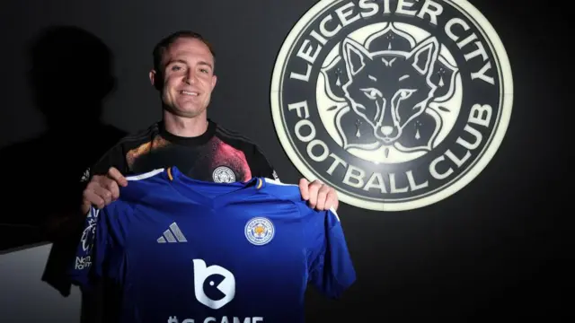 Oliver Skipp with Leicester shirt after signing