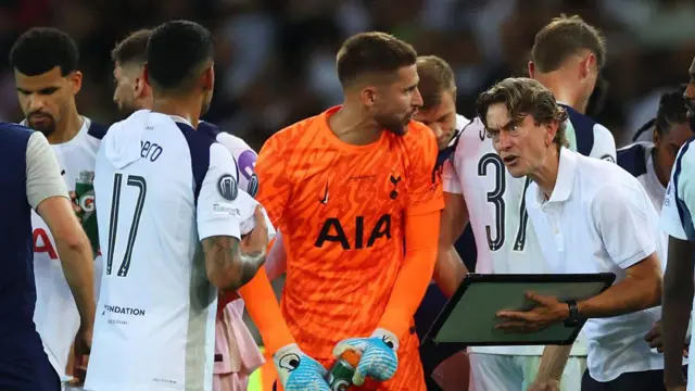 Thomas Frank issues instructions to his Spurs player