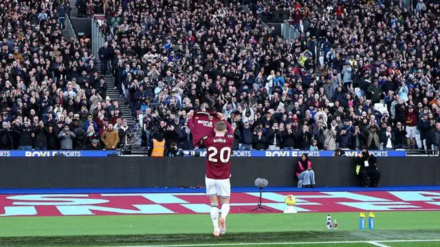 Jarrod Bowen holds up a shirt for Billy Bonds