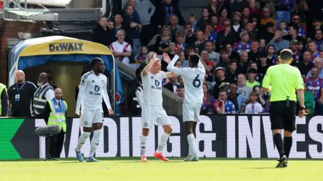 Jamie Vardy celebrates with Wilfred Ndidi and Stephy Mavididi