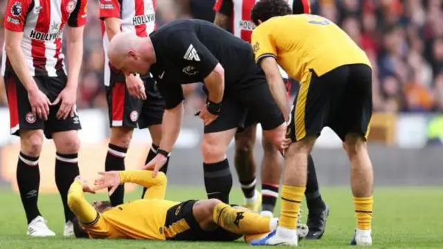 Matheus Cunha suffers an injury against Brentford