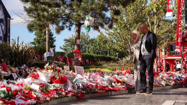 Arne Slot and his wife paying tribute to Diogo Jota at Anfield