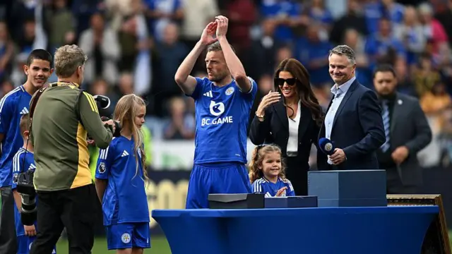 Jamie Vardy applauds fans