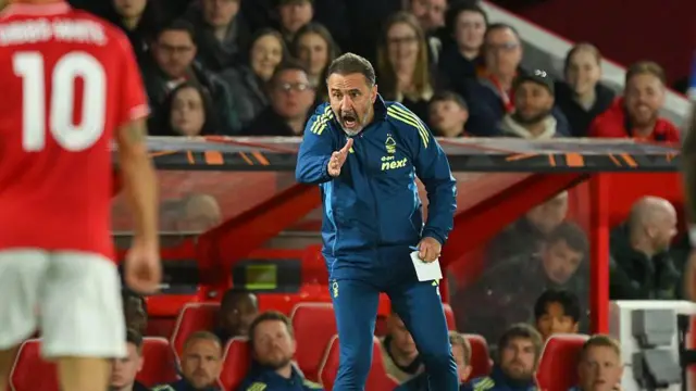 Vitor Pereira shouts from the touchline