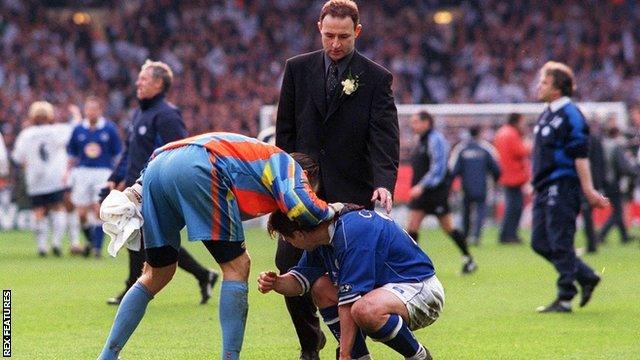 Martin O'Neill and Tottenham keeper Ian Walker console Tony Cottee after Leicester's 1999 League Cup final defeat.