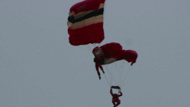 Parachutists entangled