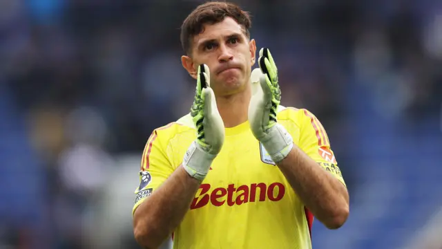 Emi Martinez applauds