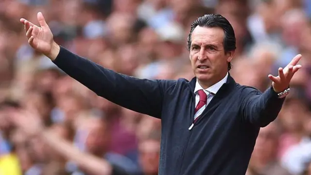 Unai Emery reacts with his arms in the end on the touchline