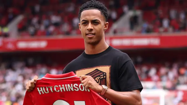 Omari Hutchinson hold up Nottingham Forest shirt