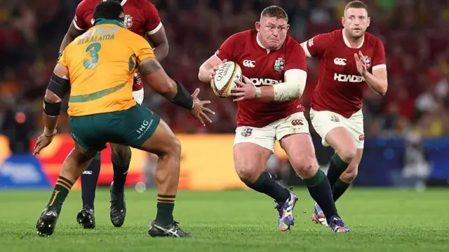 Tadhg Furlong carries the ball