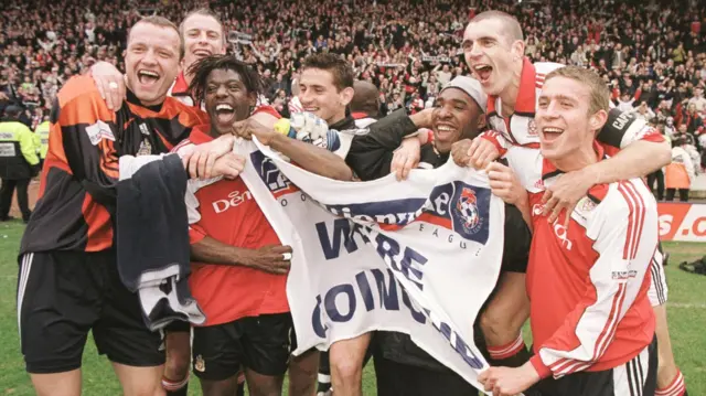 Fulham players celebrate winning promotion in 2001