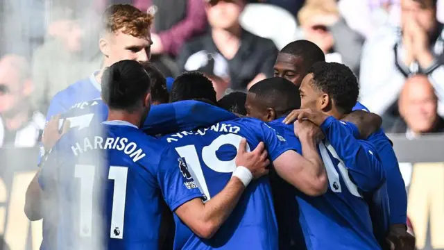 Everton team huddle