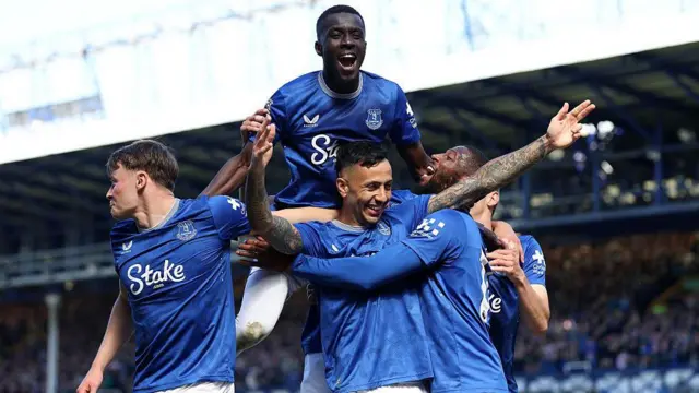 Everton players celebrate against Ipswich