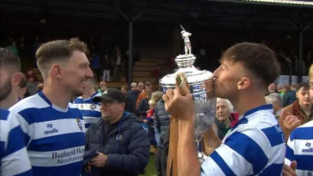 Cluicheadairean Bhaile Ùr an t-Slèibh le Cupa na Camanachd