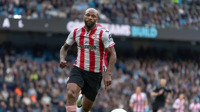 Igor Thiago of Brentford in action during the Premier League match between Manchester City and Brentford at Etihad Stadium