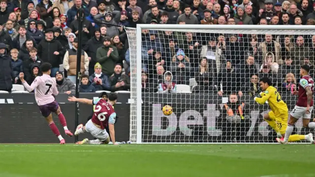 Kevin Schade scores for Brentford against West Ham