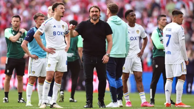 Daniel Farke  consoles his Leeds United players